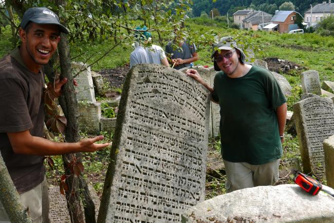ליד המצבה של אסתר צ'אצ'קס, אמו של עגנון (צילום של מיטל סוסנוביק) Buczacz